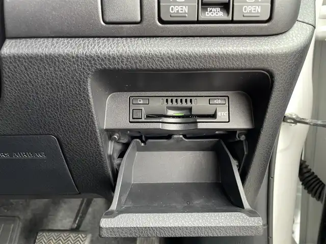 トヨタ ノア ハイブリッド Si ダブルバイビーⅢ 三重県 2021(令3)年 11.1万km ホワイトパールクリスタルシャイン 登録時走行距離　110611km/ワンオーナー/禁煙車/黒皮ハーフレザー/社外ナビ（アルパイン）/AM/FM/TV/Bluetooth/TV（ワンセグ）/フリップダウンモニター/ETC/クルーズコントロール/レーンキープアシスト/衝突軽減システム/コーナーセンサー/パワースライドドア（両）/ステアリングスイッチ/シートヒーター/AUTOライト/パワーウインドウ/パワーステアリング/三列シート