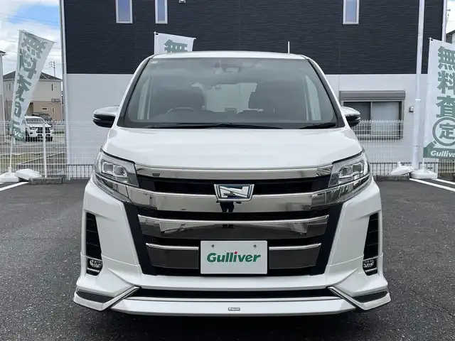 トヨタ ノア ハイブリッド Si ダブルバイビーⅢ 三重県 2021(令3)年 11.1万km ホワイトパールクリスタルシャイン 登録時走行距離　110611km/ワンオーナー/禁煙車/黒皮ハーフレザー/社外ナビ（アルパイン）/AM/FM/TV/Bluetooth/TV（ワンセグ）/フリップダウンモニター/ETC/クルーズコントロール/レーンキープアシスト/衝突軽減システム/コーナーセンサー/パワースライドドア（両）/ステアリングスイッチ/シートヒーター/AUTOライト/パワーウインドウ/パワーステアリング/三列シート