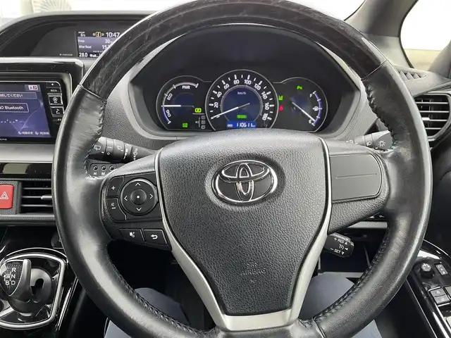 トヨタ ノア ハイブリッド Si ダブルバイビーⅢ 三重県 2021(令3)年 11.1万km ホワイトパールクリスタルシャイン 登録時走行距離　110611km/ワンオーナー/禁煙車/黒皮ハーフレザー/社外ナビ（アルパイン）/AM/FM/TV/Bluetooth/TV（ワンセグ）/フリップダウンモニター/ETC/クルーズコントロール/レーンキープアシスト/衝突軽減システム/コーナーセンサー/パワースライドドア（両）/ステアリングスイッチ/シートヒーター/AUTOライト/パワーウインドウ/パワーステアリング/三列シート