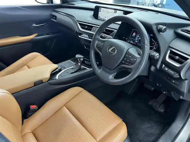 レクサス ＵＸ 200 バージョンC 滋賀県 2021(令3)年 2.3万km ソニックチタニウム 12.3インチ純正ナビ/Bluetooth/CD/DVD/USB/フルセグTV/フロント/サイド/バックカメラ/パワーリアゲート/パワーシート/シートヒーター/ステアリングヒーター/MTモード付AT/前後ソナー/オートハイビーム/LEDヘッドライト/前後ドライブレコーダー/ビルトインETC2.0