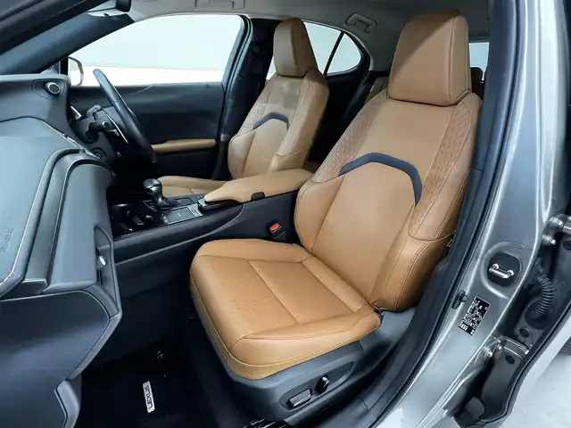 レクサス ＵＸ 200 バージョンC 滋賀県 2021(令3)年 2.3万km ソニックチタニウム 12.3インチ純正ナビ/Bluetooth/CD/DVD/USB/フルセグTV/フロント/サイド/バックカメラ/パワーリアゲート/パワーシート/シートヒーター/ステアリングヒーター/MTモード付AT/前後ソナー/オートハイビーム/LEDヘッドライト/前後ドライブレコーダー/ビルトインETC2.0