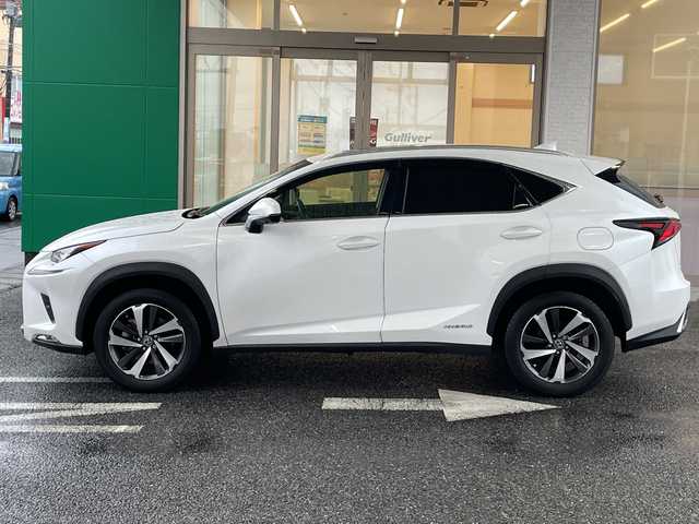 レクサス ＮＸ 300h Iパッケージ 茨城県 2018(平30)年 4.6万km ソニッククォーツ ムーンルーフ/ルーフレール/純正ナビ/バックカメラ/サイドカメラ/レザーシート/シートヒーター/パワーシート/パワーバックドア/ステアリングヒーター/ETC2，0/ドライブレコーダー/LEDオートライト/オートマチックハイビーム/レクサスセイフティシステム/-衝突軽減ブレーキ/-レーダークルーズコントロール/-レーンキープアシスト/コーナーセンサー/プッシュスタート/スマートキー/禁煙車