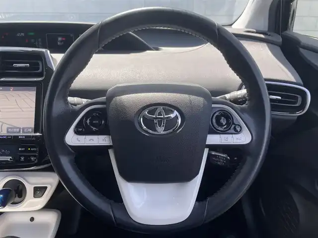 トヨタ プリウス A 佐賀県 2016(平28)年 7.5万km 黒 純正９インチナビ/（AM/FM/CD/DVD/BT)/バックカメラ/レーダークルーズコントロール/ETC/スマートキー/プッシュスタート/ヘッドアップディスプレイ/プリクラッシュ セーフティ/レーンアシスト/横滑り防止装置/前後コーナーセンサー/オートライト/オートマチックハイビーム/LEDヘッドライト/取り扱い説明書/スペアキー×１