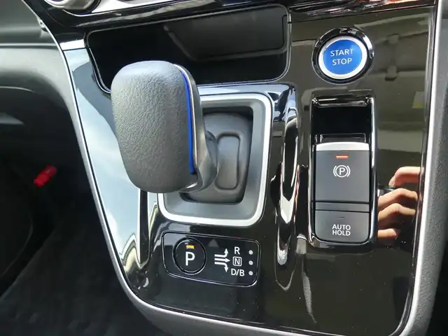 日産 セレナ e－パワー ハイウェイスター V 千葉県 2020(令2)年 5.4万km ブリリアントホワイトパール エマージェンシーブレーキ/プロパイロット/インテリジェントクルーズコントロール/ハンズフリー両側パワースライドドア/純正SDナビ/地デジTV/【BD/DVD/CD再生機能　Bluetooth接続】/アラウンドビューモニター/ドライブレコーダー/ETC/LEDヘッドライト/フォグライト/ウインカーミラー/コーナーセンサー/純正16インチアルミホイル/サイド/カーテンエアバッグ/インテリジェントキー
