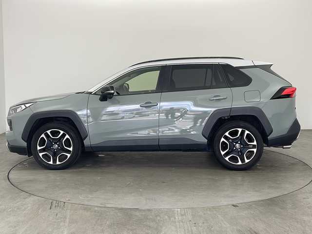 トヨタ ＲＡＶ４ アドベンチャー 兵庫県 2020(令2)年 5万km アッシュグレーメタリック/アーバンカーキ ・純正ディーラーSDナビ&Bluetoothオーディオ&TV&CD/DVD再生&SDミュージックサーバー/・バックカメラ/・ビルドインETC/・パワーバックドア/・寒冷地仕様/・運転席パワーシート/・合皮シート/・前席シートヒーター/・前席エアーシート/・ルーフレール/・置くだけ充電/・純正19インチアルミホイール/・トヨタセーフティセンス/・プリクラッシュセーフティ/・レーンディパーチャーアラート/・レーダークルーズコントロール/・前後コーナーセンサー/・オートライトオートマチックハイビーム/・LEDヘッドライト/・ダウンヒルアシストコントロール/・ステアリングヒーター/・カーテンエアバック/・フロントワイパーデアイサー/・デジタルインナーミラー/・オートブレーキホールド