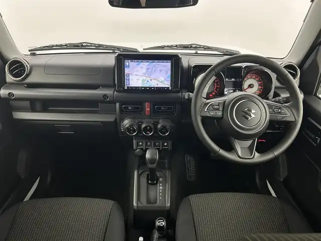 スズキ ジムニー シエラ JC 福岡県 2023(令5)年 1.3万km ピュアホワイトP 純正ナビ（ＢＴ，フルセグＴＶ）　/ＥＴＣ　/３６０°ドライブレコーダー　/スズキセーフティサポート　/クルーズコントロール　/衝突軽減ブレーキ　/レーンキープ　/ヒルディセントコントロール　/シートヒーター　/ＬＥＤ