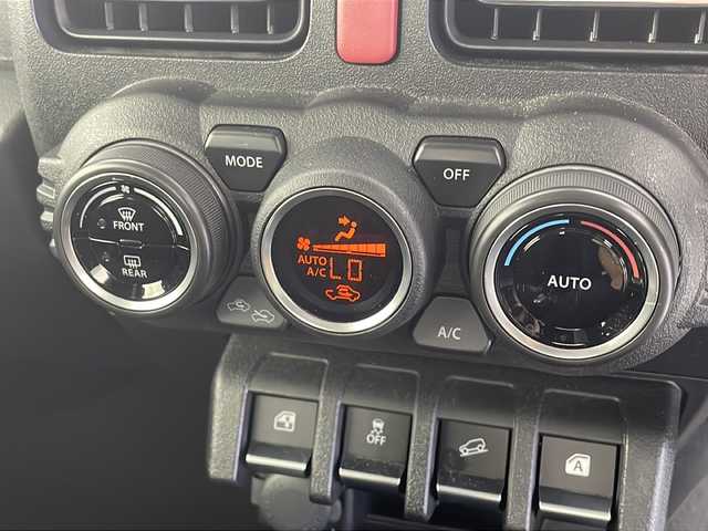 スズキ ジムニー シエラ JC 福井県 2023(令5)年 1.3万km ピュアホワイトP 純正ナビ（フルセグＴＶ/Bluetooth/CD/DVD）　/純正アルミホイール/スズキセーフティサポート/シートヒーター　/クルーズコントロール　/衝突軽減ブレーキ　/レーンキープ　/ヒルディセントコントロール　/ＬＥＤオートライト/ウインカーミラー/ドライブレコーダー　/ETC/スマートキー/スペアキー