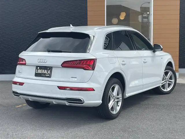 アウディ Ｑ５ 40TDIクワトロ スポーツ 栃木県 2019(平31)年 3.7万km グレイシアホワイトメタリック Slineパッケージ/・Slineバンパー/・ドアシルトリムSlineロゴ　/・Slineエクステリアロゴ/・スポーツサスペンション/・アルミホイール５ツインスポークスターデザイン８Ｊ×１９/・アルカンターラ／レザーSlineロゴ/・ヘッドライニングブラック/・マルチカラーアンビエントライティング/・デコラティブパネル　マットブラッシュトアルミニウム　/・Slineステアリングホイールエンブレム/・ステンレススチールフットペダル/アシスタンスパッケージ/・ＬＥＤヘッドライト　/・ＬＥＤリヤコンビネーションライト/　（ダイナミックターンインディケーター）/・アウディプレセンスリヤ/・アウディサイドアシスト/・バーチャルコックピット/マトリクスLEDヘッドライトパッケージ/・マトリクスＬＥＤヘッドライト/　（ダイナミックターンインディケーター）/・ヘッドライトウォッシャー/ーーー/フルセグTV/サラウンドビューカメラ/ETC/ハーフレザー /パワーシート /シートヒーター /パワーバックドア/パーキングエイド /ACC