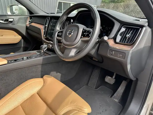 ボルボ ＸＣ６０ T5 AWD インスクリプション 福島県 2018(平30)年 3.3万km ルミナスサンドメタリック harman/kardonサウンド/茶レザーシート/メモリ付パワーシート/全席シートヒーター/シートベンチレーション/ステアリングヒーター/ヘッドアップディスプレイ/純正メモリナビ/CarPlay/360°ビューカメラ/フルセグTV/アダプティブクルーズコントロール/ブラインドスポットモニター/レーンキーピングエイド/パワーバックドア/オートホールド/純正19インチAW/前ドラレコ/LEDオート/取扱説明書/保証書/スペアキー