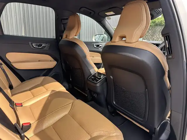ボルボ ＸＣ６０ T5 AWD インスクリプション 福島県 2018(平30)年 3.3万km ルミナスサンドメタリック harman/kardonサウンド/茶レザーシート/メモリ付パワーシート/全席シートヒーター/シートベンチレーション/ステアリングヒーター/ヘッドアップディスプレイ/純正メモリナビ/CarPlay/360°ビューカメラ/フルセグTV/アダプティブクルーズコントロール/ブラインドスポットモニター/レーンキーピングエイド/パワーバックドア/オートホールド/純正19インチAW/前ドラレコ/LEDオート/取扱説明書/保証書/スペアキー