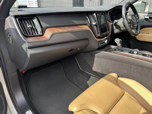 ボルボ ＸＣ６０ T5 AWD インスクリプション 福島県 2018(平30)年 3.3万km ルミナスサンドメタリック harman/kardonサウンド/茶レザーシート/メモリ付パワーシート/全席シートヒーター/シートベンチレーション/ステアリングヒーター/ヘッドアップディスプレイ/純正メモリナビ/CarPlay/360°ビューカメラ/フルセグTV/アダプティブクルーズコントロール/ブラインドスポットモニター/レーンキーピングエイド/パワーバックドア/オートホールド/純正19インチAW/前ドラレコ/LEDオート/取扱説明書/保証書/スペアキー