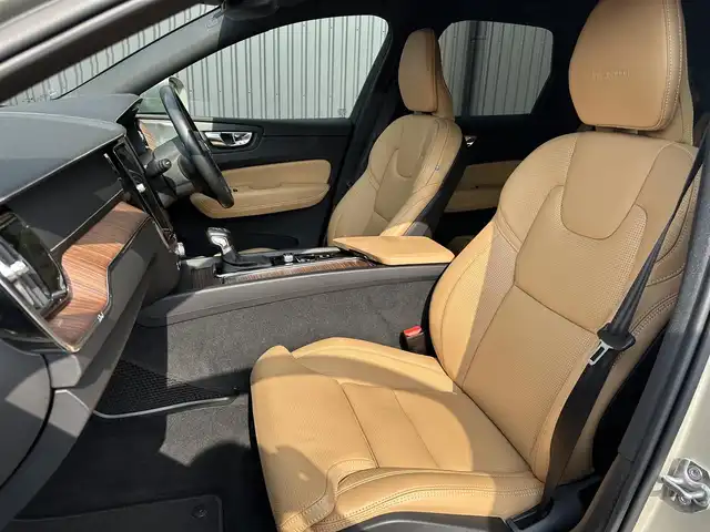 ボルボ ＸＣ６０ T5 AWD インスクリプション 福島県 2018(平30)年 3.3万km ルミナスサンドメタリック harman/kardonサウンド/茶レザーシート/メモリ付パワーシート/全席シートヒーター/シートベンチレーション/ステアリングヒーター/ヘッドアップディスプレイ/純正メモリナビ/CarPlay/360°ビューカメラ/フルセグTV/アダプティブクルーズコントロール/ブラインドスポットモニター/レーンキーピングエイド/パワーバックドア/オートホールド/純正19インチAW/前ドラレコ/LEDオート/取扱説明書/保証書/スペアキー