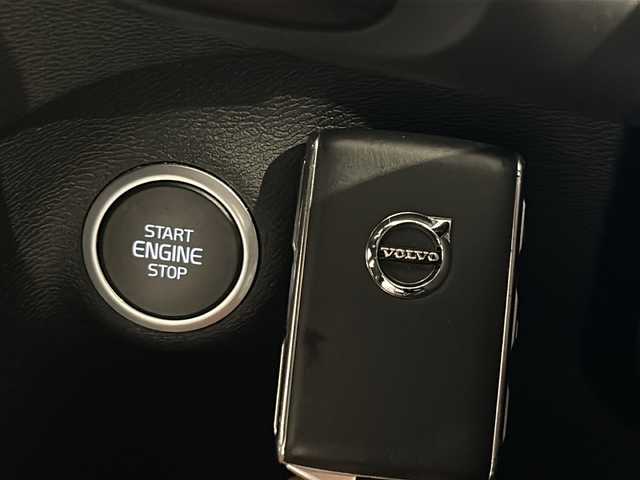 ボルボ ＸＣ４０ B4 AWD Rデザイン 新潟県 2020(令2)年 3.2万km オニキスブラックP 9インチタッチスクリーン式センターディスプレイ/（ナビ/TV/Apple Car Play)/harman/kardonプレミアムサウンド/360°ビューカメラ/アダプティブ・クルーズ・コントロール/パイロット・アシスト/レーン・キーピング・エイド/歩行者・サイクリスト・大型動物検知機能/インターセクション・サポート/被追突時警告機能/クロス・トラフィック・アラート/オンカミング・レーン・ミティゲーション/ステアリング・アシスト付BLIS/レーン・チェンジ・マージ・エイド/ロード・サイン・インフォメーション/ドライバー・アラート・コントロール/パーク・アシスト・パイロット/LEDヘッドライト/Rデザイン19インチ 5 ダブルスポーク アルミホイール/純正ドライブレコーダー前後/純正フロアマット/ETC