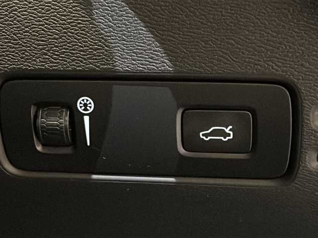 ボルボ ＸＣ４０ B4 AWD Rデザイン 新潟県 2020(令2)年 3.2万km オニキスブラックP 9インチタッチスクリーン式センターディスプレイ/（ナビ/TV/Apple Car Play)/harman/kardonプレミアムサウンド/360°ビューカメラ/アダプティブ・クルーズ・コントロール/パイロット・アシスト/レーン・キーピング・エイド/歩行者・サイクリスト・大型動物検知機能/インターセクション・サポート/被追突時警告機能/クロス・トラフィック・アラート/オンカミング・レーン・ミティゲーション/ステアリング・アシスト付BLIS/レーン・チェンジ・マージ・エイド/ロード・サイン・インフォメーション/ドライバー・アラート・コントロール/パーク・アシスト・パイロット/LEDヘッドライト/Rデザイン19インチ 5 ダブルスポーク アルミホイール/純正ドライブレコーダー前後/純正フロアマット/ETC