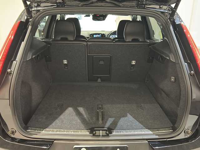 ボルボ ＸＣ４０ B4 AWD Rデザイン 新潟県 2020(令2)年 3.2万km オニキスブラックP 9インチタッチスクリーン式センターディスプレイ/（ナビ/TV/Apple Car Play)/harman/kardonプレミアムサウンド/360°ビューカメラ/アダプティブ・クルーズ・コントロール/パイロット・アシスト/レーン・キーピング・エイド/歩行者・サイクリスト・大型動物検知機能/インターセクション・サポート/被追突時警告機能/クロス・トラフィック・アラート/オンカミング・レーン・ミティゲーション/ステアリング・アシスト付BLIS/レーン・チェンジ・マージ・エイド/ロード・サイン・インフォメーション/ドライバー・アラート・コントロール/パーク・アシスト・パイロット/LEDヘッドライト/Rデザイン19インチ 5 ダブルスポーク アルミホイール/純正ドライブレコーダー前後/純正フロアマット/ETC