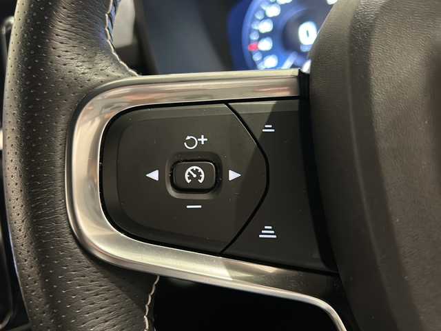 ボルボ ＸＣ４０ B4 AWD Rデザイン 新潟県 2020(令2)年 3.2万km オニキスブラックP 9インチタッチスクリーン式センターディスプレイ/（ナビ/TV/Apple Car Play)/harman/kardonプレミアムサウンド/360°ビューカメラ/アダプティブ・クルーズ・コントロール/パイロット・アシスト/レーン・キーピング・エイド/歩行者・サイクリスト・大型動物検知機能/インターセクション・サポート/被追突時警告機能/クロス・トラフィック・アラート/オンカミング・レーン・ミティゲーション/ステアリング・アシスト付BLIS/レーン・チェンジ・マージ・エイド/ロード・サイン・インフォメーション/ドライバー・アラート・コントロール/パーク・アシスト・パイロット/LEDヘッドライト/Rデザイン19インチ 5 ダブルスポーク アルミホイール/純正ドライブレコーダー前後/純正フロアマット/ETC
