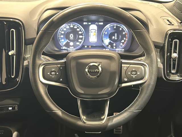 ボルボ ＸＣ４０ B4 AWD Rデザイン 新潟県 2020(令2)年 3.2万km オニキスブラックP 9インチタッチスクリーン式センターディスプレイ/（ナビ/TV/Apple Car Play)/harman/kardonプレミアムサウンド/360°ビューカメラ/アダプティブ・クルーズ・コントロール/パイロット・アシスト/レーン・キーピング・エイド/歩行者・サイクリスト・大型動物検知機能/インターセクション・サポート/被追突時警告機能/クロス・トラフィック・アラート/オンカミング・レーン・ミティゲーション/ステアリング・アシスト付BLIS/レーン・チェンジ・マージ・エイド/ロード・サイン・インフォメーション/ドライバー・アラート・コントロール/パーク・アシスト・パイロット/LEDヘッドライト/Rデザイン19インチ 5 ダブルスポーク アルミホイール/純正ドライブレコーダー前後/純正フロアマット/ETC