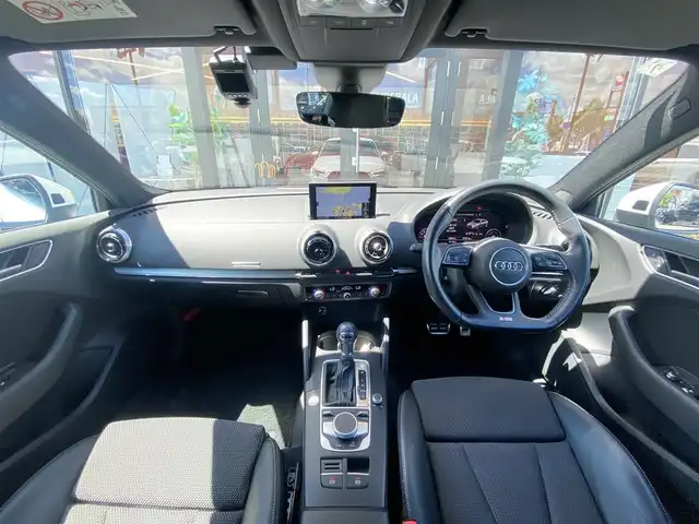 アウディ Ａ３ セダン 30TFSI スポーツ 福岡県 2019(令1)年 3.9万km パール ・アダプティブクルーズコントロール/・純正HDDナビ/USB/Bluetooth/CD/DVD/AUX/・バックカメラ/・ハーフレザーシート/シートヒーター/・社外ドライブレコーダー/・フルセグ/・ETC/・純正18AW/・プッシュスタート/・アイドリングストップ/・スマートキー/・スペアキー/・パワーシート/・レーンキープアシスト/・オートライト/・LEDライト/・保証書/・取扱説明書