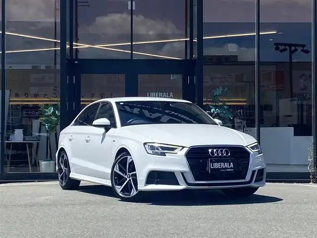 アウディ Ａ３ セダン 30TFSI スポーツ 福岡県 2019(令1)年 3.9万km パール ・アダプティブクルーズコントロール/・純正HDDナビ/USB/Bluetooth/CD/DVD/AUX/・バックカメラ/・ハーフレザーシート/シートヒーター/・社外ドライブレコーダー/・フルセグ/・ETC/・純正18AW/・プッシュスタート/・アイドリングストップ/・スマートキー/・スペアキー/・パワーシート/・レーンキープアシスト/・オートライト/・LEDライト/・保証書/・取扱説明書