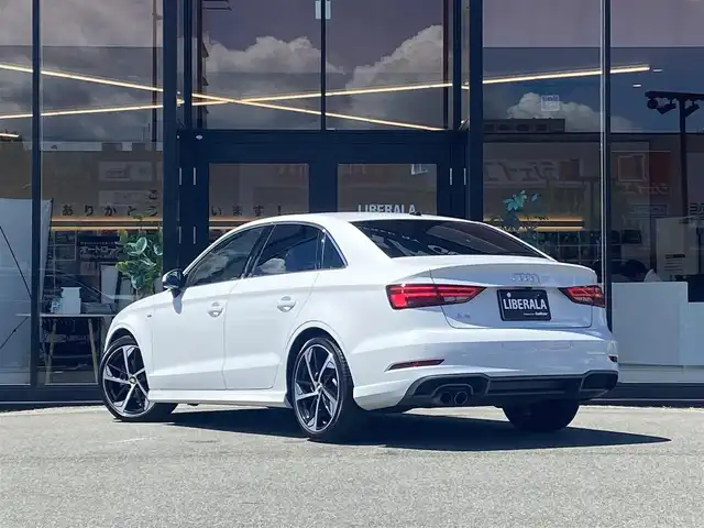 アウディ Ａ３ セダン 30TFSI スポーツ 福岡県 2019(令1)年 3.9万km パール ・アダプティブクルーズコントロール/・純正HDDナビ/USB/Bluetooth/CD/DVD/AUX/・バックカメラ/・ハーフレザーシート/シートヒーター/・社外ドライブレコーダー/・フルセグ/・ETC/・純正18AW/・プッシュスタート/・アイドリングストップ/・スマートキー/・スペアキー/・パワーシート/・レーンキープアシスト/・オートライト/・LEDライト/・保証書/・取扱説明書