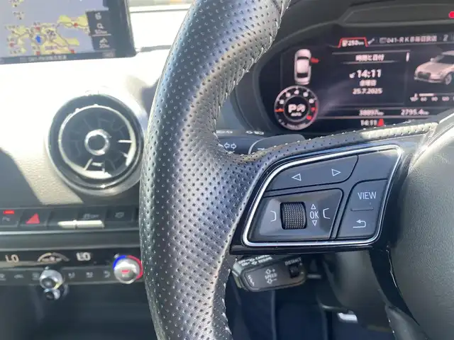 アウディ Ａ３ セダン 30TFSI スポーツ 福岡県 2019(令1)年 3.9万km パール ・アダプティブクルーズコントロール/・純正HDDナビ/USB/Bluetooth/CD/DVD/AUX/・バックカメラ/・ハーフレザーシート/シートヒーター/・社外ドライブレコーダー/・フルセグ/・ETC/・純正18AW/・プッシュスタート/・アイドリングストップ/・スマートキー/・スペアキー/・パワーシート/・レーンキープアシスト/・オートライト/・LEDライト/・保証書/・取扱説明書