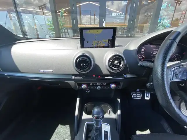アウディ Ａ３ セダン 30TFSI スポーツ 福岡県 2019(令1)年 3.9万km パール ・アダプティブクルーズコントロール/・純正HDDナビ/USB/Bluetooth/CD/DVD/AUX/・バックカメラ/・ハーフレザーシート/シートヒーター/・社外ドライブレコーダー/・フルセグ/・ETC/・純正18AW/・プッシュスタート/・アイドリングストップ/・スマートキー/・スペアキー/・パワーシート/・レーンキープアシスト/・オートライト/・LEDライト/・保証書/・取扱説明書