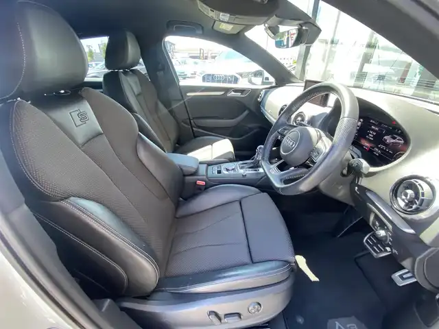 アウディ Ａ３ セダン 30TFSI スポーツ 福岡県 2019(令1)年 3.9万km パール ・アダプティブクルーズコントロール/・純正HDDナビ/USB/Bluetooth/CD/DVD/AUX/・バックカメラ/・ハーフレザーシート/シートヒーター/・社外ドライブレコーダー/・フルセグ/・ETC/・純正18AW/・プッシュスタート/・アイドリングストップ/・スマートキー/・スペアキー/・パワーシート/・レーンキープアシスト/・オートライト/・LEDライト/・保証書/・取扱説明書