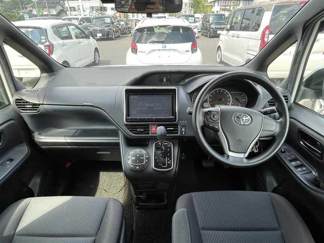 トヨタ ノア X 岡山県 2014(平26)年 9.9万km ホワイトパールクリスタルシャイン 純正9インチナビ　NSZT-Y62G/フルセグTV、CD、DVD、BT、AM、FM/バックカメラ/ETC/両側パワースライドドア/リアロールサンシェード