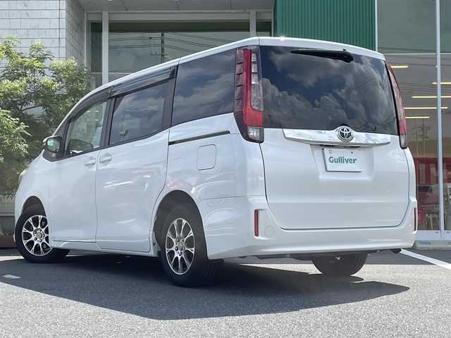 トヨタ ノア X 岡山県 2014(平26)年 9.9万km ホワイトパールクリスタルシャイン 純正9インチナビ　NSZT-Y62G/フルセグTV、CD、DVD、BT、AM、FM/バックカメラ/ETC/両側パワースライドドア/リアロールサンシェード