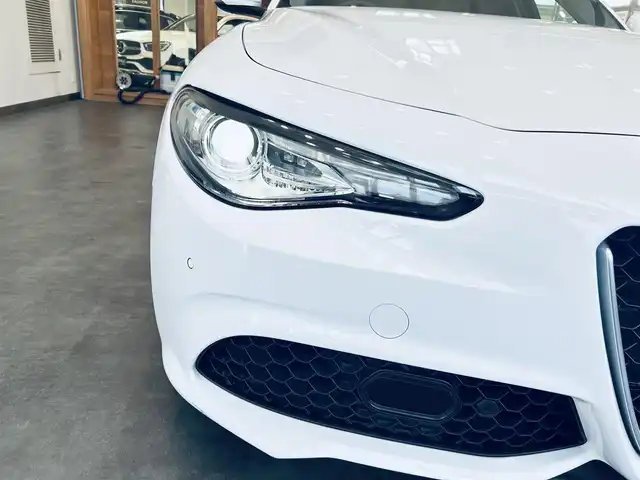 アルファロメオ ジュリア ヴェローチェ 大阪府 2019(令1)年 3.3万km 白 ACC/純正ディスプレイオーディオ/applecarplay/バックカメラ/純正18インチAW/HIDヘッドライト/ブラインドスポット/ハーマンカードン/赤革/パワーシート/Dシートメモリ/シートヒーター/ステアリングヒーター/パドルシフト/クリアランスソナー/ETC/ドラレコ