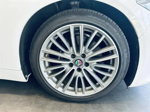 アルファロメオ ジュリア ヴェローチェ 大阪府 2019(令1)年 3.3万km 白 ACC/純正ディスプレイオーディオ/applecarplay/バックカメラ/純正18インチAW/HIDヘッドライト/ブラインドスポット/ハーマンカードン/赤革/パワーシート/Dシートメモリ/シートヒーター/ステアリングヒーター/パドルシフト/クリアランスソナー/ETC/ドラレコ