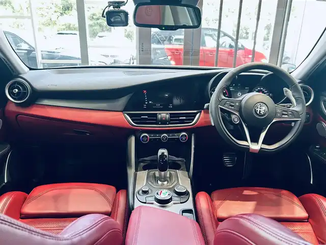 アルファロメオ ジュリア ヴェローチェ 大阪府 2019(令1)年 3.3万km 白 ACC/純正ディスプレイオーディオ/applecarplay/バックカメラ/純正18インチAW/HIDヘッドライト/ブラインドスポット/ハーマンカードン/赤革/パワーシート/Dシートメモリ/シートヒーター/ステアリングヒーター/パドルシフト/クリアランスソナー/ETC/ドラレコ