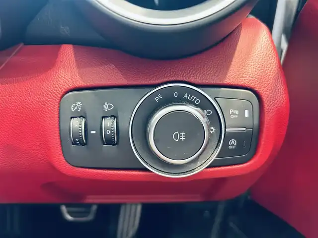 アルファロメオ ジュリア ヴェローチェ 大阪府 2019(令1)年 3.3万km 白 ACC/純正ディスプレイオーディオ/applecarplay/バックカメラ/純正18インチAW/HIDヘッドライト/ブラインドスポット/ハーマンカードン/赤革/パワーシート/Dシートメモリ/シートヒーター/ステアリングヒーター/パドルシフト/クリアランスソナー/ETC/ドラレコ