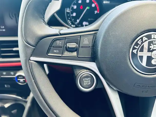 アルファロメオ ジュリア ヴェローチェ 大阪府 2019(令1)年 3.3万km 白 ACC/純正ディスプレイオーディオ/applecarplay/バックカメラ/純正18インチAW/HIDヘッドライト/ブラインドスポット/ハーマンカードン/赤革/パワーシート/Dシートメモリ/シートヒーター/ステアリングヒーター/パドルシフト/クリアランスソナー/ETC/ドラレコ