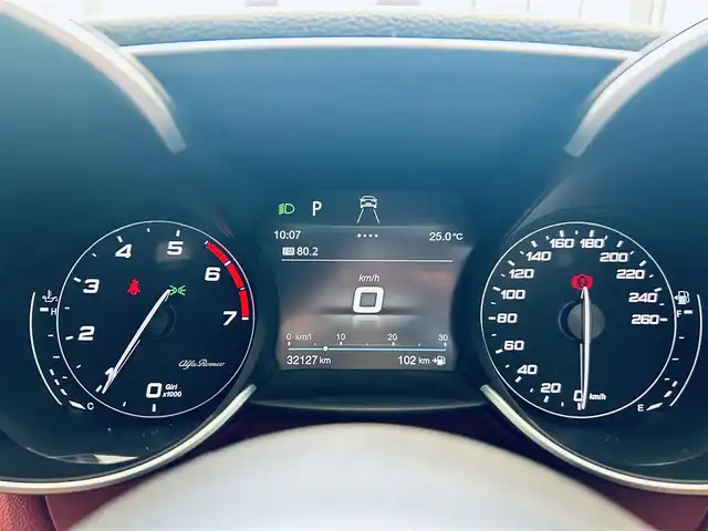 アルファロメオ ジュリア ヴェローチェ 大阪府 2019(令1)年 3.3万km 白 ACC/純正ディスプレイオーディオ/applecarplay/バックカメラ/純正18インチAW/HIDヘッドライト/ブラインドスポット/ハーマンカードン/赤革/パワーシート/Dシートメモリ/シートヒーター/ステアリングヒーター/パドルシフト/クリアランスソナー/ETC/ドラレコ