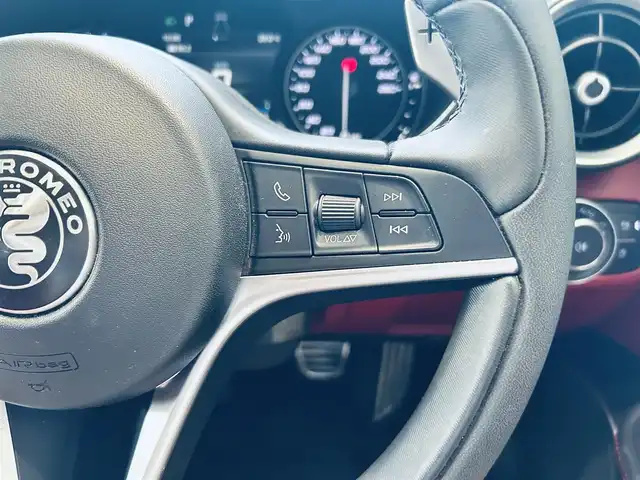 アルファロメオ ジュリア ヴェローチェ 大阪府 2019(令1)年 3.3万km 白 ACC/純正ディスプレイオーディオ/applecarplay/バックカメラ/純正18インチAW/HIDヘッドライト/ブラインドスポット/ハーマンカードン/赤革/パワーシート/Dシートメモリ/シートヒーター/ステアリングヒーター/パドルシフト/クリアランスソナー/ETC/ドラレコ