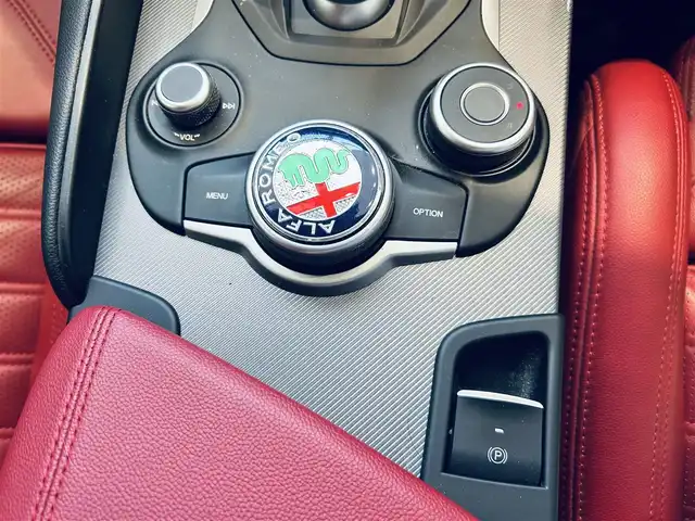 アルファロメオ ジュリア ヴェローチェ 大阪府 2019(令1)年 3.3万km 白 ACC/純正ディスプレイオーディオ/applecarplay/バックカメラ/純正18インチAW/HIDヘッドライト/ブラインドスポット/ハーマンカードン/赤革/パワーシート/Dシートメモリ/シートヒーター/ステアリングヒーター/パドルシフト/クリアランスソナー/ETC/ドラレコ