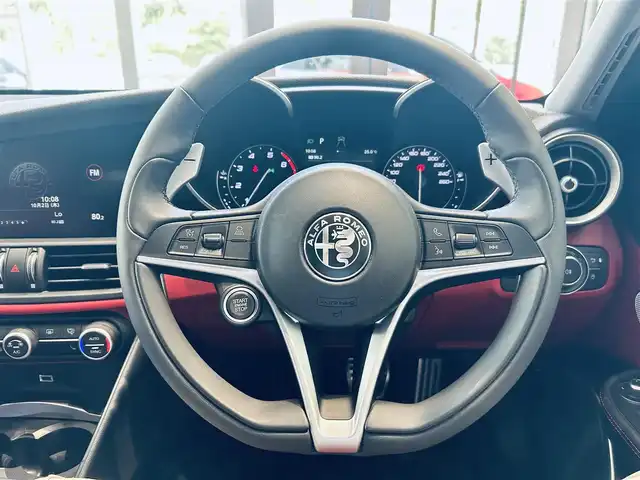 アルファロメオ ジュリア ヴェローチェ 大阪府 2019(令1)年 3.3万km 白 ACC/純正ディスプレイオーディオ/applecarplay/バックカメラ/純正18インチAW/HIDヘッドライト/ブラインドスポット/ハーマンカードン/赤革/パワーシート/Dシートメモリ/シートヒーター/ステアリングヒーター/パドルシフト/クリアランスソナー/ETC/ドラレコ