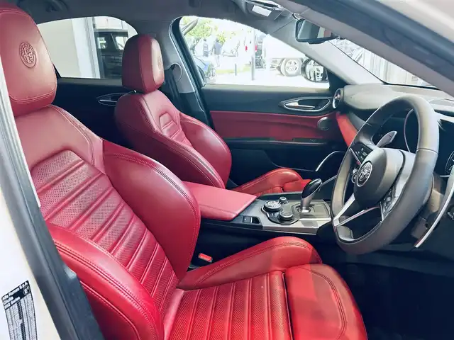 アルファロメオ ジュリア ヴェローチェ 大阪府 2019(令1)年 3.3万km 白 ACC/純正ディスプレイオーディオ/applecarplay/バックカメラ/純正18インチAW/HIDヘッドライト/ブラインドスポット/ハーマンカードン/赤革/パワーシート/Dシートメモリ/シートヒーター/ステアリングヒーター/パドルシフト/クリアランスソナー/ETC/ドラレコ