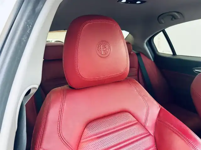 アルファロメオ ジュリア ヴェローチェ 大阪府 2019(令1)年 3.3万km 白 ACC/純正ディスプレイオーディオ/applecarplay/バックカメラ/純正18インチAW/HIDヘッドライト/ブラインドスポット/ハーマンカードン/赤革/パワーシート/Dシートメモリ/シートヒーター/ステアリングヒーター/パドルシフト/クリアランスソナー/ETC/ドラレコ