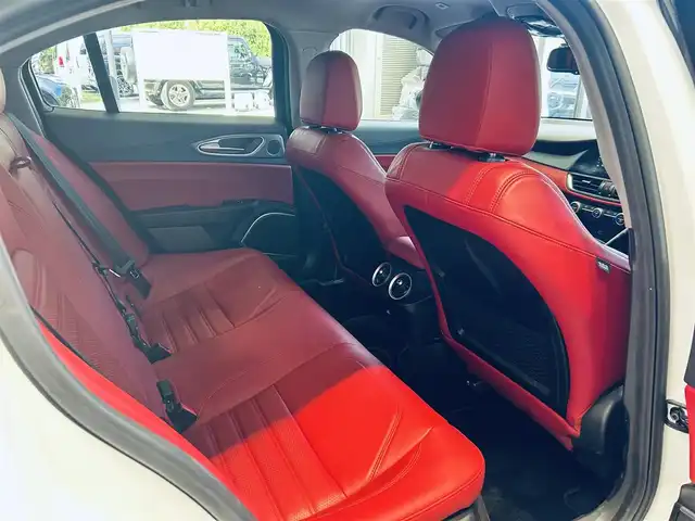 アルファロメオ ジュリア ヴェローチェ 大阪府 2019(令1)年 3.3万km 白 ACC/純正ディスプレイオーディオ/applecarplay/バックカメラ/純正18インチAW/HIDヘッドライト/ブラインドスポット/ハーマンカードン/赤革/パワーシート/Dシートメモリ/シートヒーター/ステアリングヒーター/パドルシフト/クリアランスソナー/ETC/ドラレコ