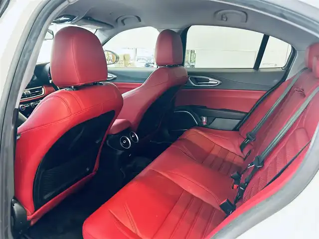 アルファロメオ ジュリア ヴェローチェ 大阪府 2019(令1)年 3.3万km 白 ACC/純正ディスプレイオーディオ/applecarplay/バックカメラ/純正18インチAW/HIDヘッドライト/ブラインドスポット/ハーマンカードン/赤革/パワーシート/Dシートメモリ/シートヒーター/ステアリングヒーター/パドルシフト/クリアランスソナー/ETC/ドラレコ