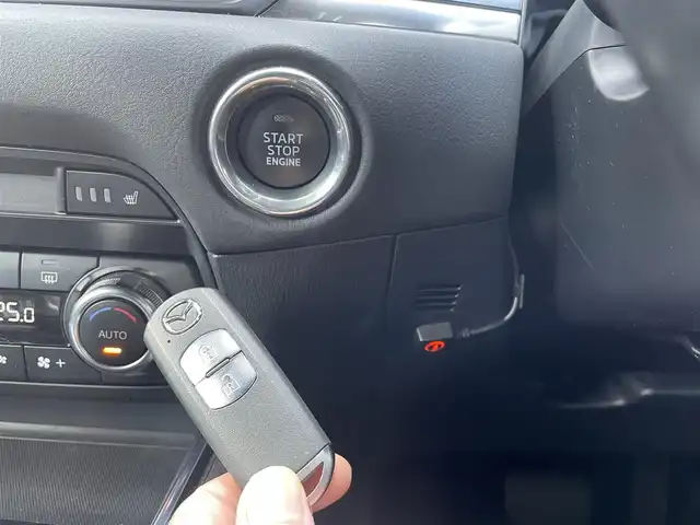 マツダ ＣＸ－８ XD プロアクティブ 埼玉県 2018(平30)年 3.7万km スノーフレイクホワイトパールマイカ /ワンオーナー//純正メモリナビ//フルセグTV//サイド&バックカメラ//CD/DVD/Bluetooth//アダプティブクルーズコントロール//運転席パワーシート//前2席シートヒーター//ETC2.0//スマートキーx2//LEDヘッドライト//ステアリングヒーター//衝突軽減ブレーキ//車線逸脱警報//ブラインドスポットモニタ//ヘッドアップディスプレイ//W.サイド.カーテンエアバッグ//ABS//横滑り防止装置//クリアランスソナー//i-stop//オートライト//プライバシーガラス//純正19インチAW//新車時保証書//取扱説明書//ナビ取説