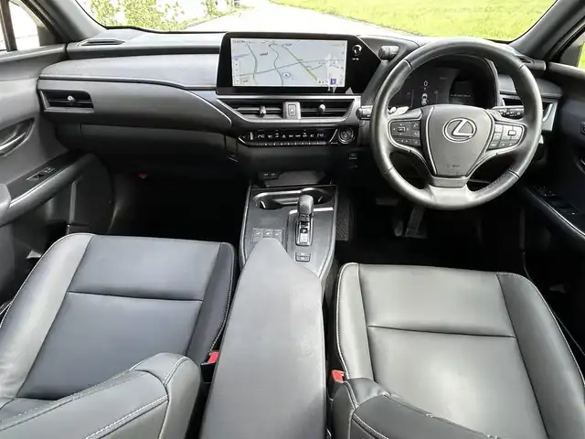 レクサス ＵＸ 300h バージョンC 長崎県 2024(令6)年 2.5万km ソニッククォーツ ワンオーナー/純正ナビ/（Bluetooth/フルセグ）/バック・サイド・フロントカメラ/衝突軽減システム/レーンアシスト/ブラインドスポットモニター/レーダークルーズ/ETC2.0/パワーバックドア/レザーシート/パワーシート/シートヒーター/ハンドルヒーター/パドルシフト/ハンドル電動チルト/純正17インチAW