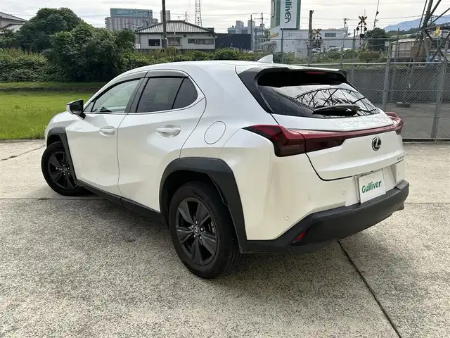 レクサス ＵＸ 300h バージョンC 長崎県 2024(令6)年 2.5万km ソニッククォーツ ワンオーナー/純正ナビ/（Bluetooth/フルセグ）/バック・サイド・フロントカメラ/衝突軽減システム/レーンアシスト/ブラインドスポットモニター/レーダークルーズ/ETC2.0/パワーバックドア/レザーシート/パワーシート/シートヒーター/ハンドルヒーター/パドルシフト/ハンドル電動チルト/純正17インチAW