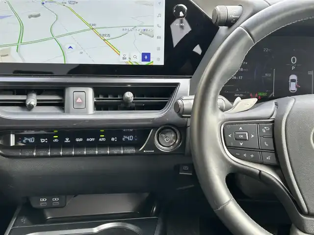 レクサス ＵＸ 300h バージョンC 長崎県 2024(令6)年 2.5万km ソニッククォーツ ワンオーナー/純正ナビ/（Bluetooth/フルセグ）/バック・サイド・フロントカメラ/衝突軽減システム/レーンアシスト/ブラインドスポットモニター/レーダークルーズ/ETC2.0/パワーバックドア/レザーシート/パワーシート/シートヒーター/ハンドルヒーター/パドルシフト/ハンドル電動チルト/純正17インチAW