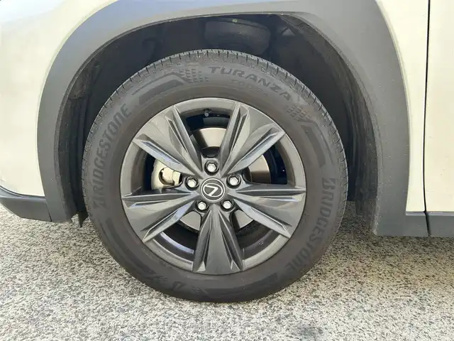 レクサス ＵＸ 300h バージョンC 長崎県 2024(令6)年 2.5万km ソニッククォーツ ワンオーナー/純正ナビ/（Bluetooth/フルセグ）/バック・サイド・フロントカメラ/衝突軽減システム/レーンアシスト/ブラインドスポットモニター/レーダークルーズ/ETC2.0/パワーバックドア/レザーシート/パワーシート/シートヒーター/ハンドルヒーター/パドルシフト/ハンドル電動チルト/純正17インチAW