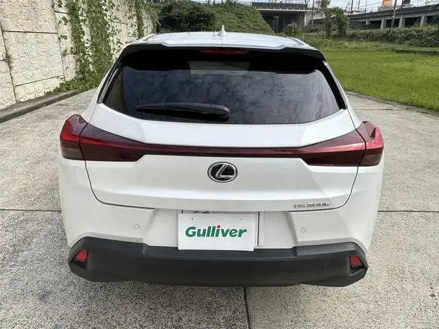 レクサス ＵＸ 300h バージョンC 長崎県 2024(令6)年 2.5万km ソニッククォーツ ワンオーナー/純正ナビ/（Bluetooth/フルセグ）/バック・サイド・フロントカメラ/衝突軽減システム/レーンアシスト/ブラインドスポットモニター/レーダークルーズ/ETC2.0/パワーバックドア/レザーシート/パワーシート/シートヒーター/ハンドルヒーター/パドルシフト/ハンドル電動チルト/純正17インチAW
