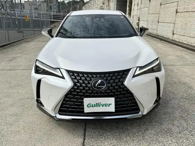 レクサス ＵＸ 300h バージョンC 長崎県 2024(令6)年 2.5万km ソニッククォーツ ワンオーナー/純正ナビ/（Bluetooth/フルセグ）/バック・サイド・フロントカメラ/衝突軽減システム/レーンアシスト/ブラインドスポットモニター/レーダークルーズ/ETC2.0/パワーバックドア/レザーシート/パワーシート/シートヒーター/ハンドルヒーター/パドルシフト/ハンドル電動チルト/純正17インチAW