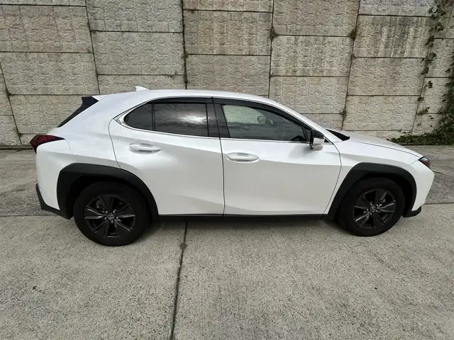 レクサス ＵＸ 300h バージョンC 長崎県 2024(令6)年 2.5万km ソニッククォーツ ワンオーナー/純正ナビ/（Bluetooth/フルセグ）/バック・サイド・フロントカメラ/衝突軽減システム/レーンアシスト/ブラインドスポットモニター/レーダークルーズ/ETC2.0/パワーバックドア/レザーシート/パワーシート/シートヒーター/ハンドルヒーター/パドルシフト/ハンドル電動チルト/純正17インチAW